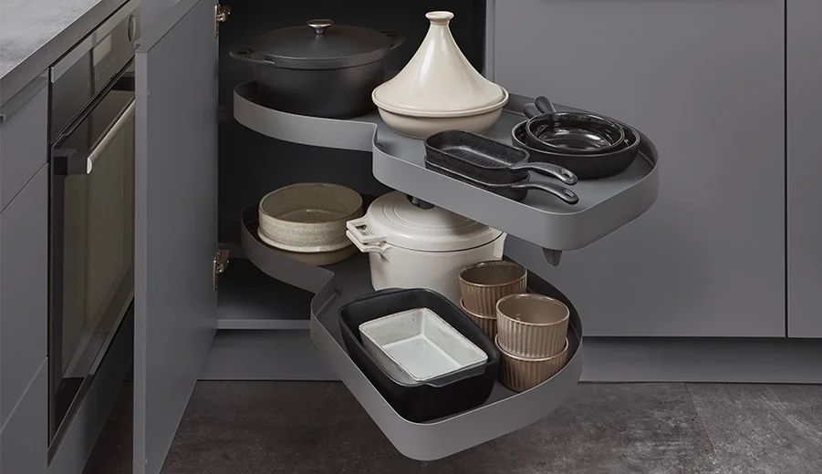 Armoire d'angle avec tiroir pivotant pour un rangement ergonomique. Deux niveaux créent un espace de rangement pour les casseroles et la vaisselle.