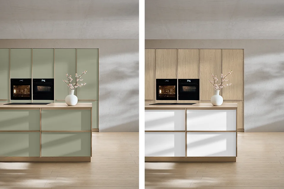 Cucina Sakura con frontali verdi e con frontali bianchi e colonne in legno.