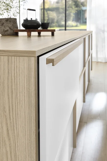 Úchytná lišta 315 v barvě dub Como zdůrazňuje minimalistické linie designové řady Sakura.