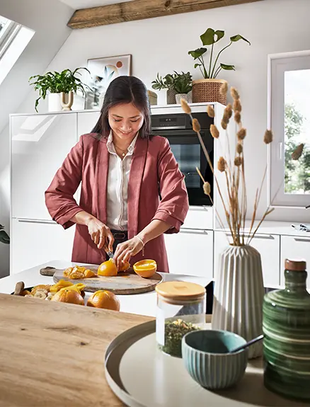 The white kitchen with the Novalux 516 front in high gloss looks particularly modern and flooded with light. The light worktop harmoniously complements the overall look and brings a natural lightness to the room. An ideal place to enjoy preparing fresh ingredients.