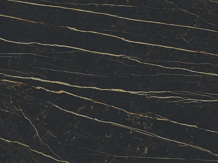Élégante texture de marbre noir avec des motifs naturels et des veines dorées, parfaite comme arrière-plan sophistiqué pour des éléments de design de luxe ou des sites web.