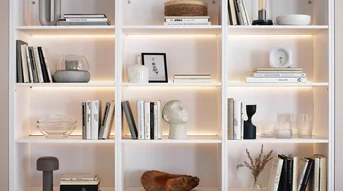 Étagère de salon éclairée avec des compartiments ouverts, une décoration de livres et un éclairage LED intégré.