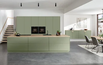 Küche SENSO 495 in Olive mit Antifingerprint-Fronten, breiter Kücheninsel, zwei Backöfen und passendem Sideboard