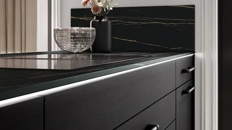 FRAME 649, Foglio laccato, struttura legno nero (#1)