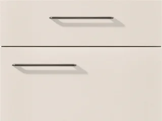 Dos elegantes y modernos tiradores de cajón instalados en el frente de un gabinete beige minimalista, mostrando una estética de diseño simple y limpio.