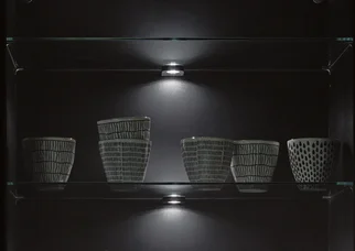 Lampe LED « Point » pour étagères en verre, destinée à l'éclairage de cuisine, offrant un éclairage ciblé des étagères en verre et des éléments décoratifs.