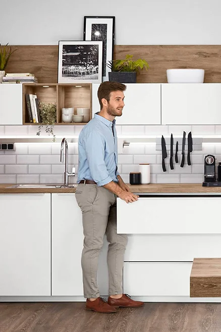 Hauteur de travail adaptée individuellement dans une cuisine ergonomique 