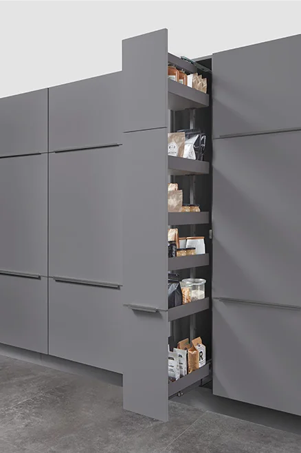Armoire haute étroite avec tiroir de pharmacie pour un gain de place dans l'organisation des provisions et un accès rapide dans la cuisine.