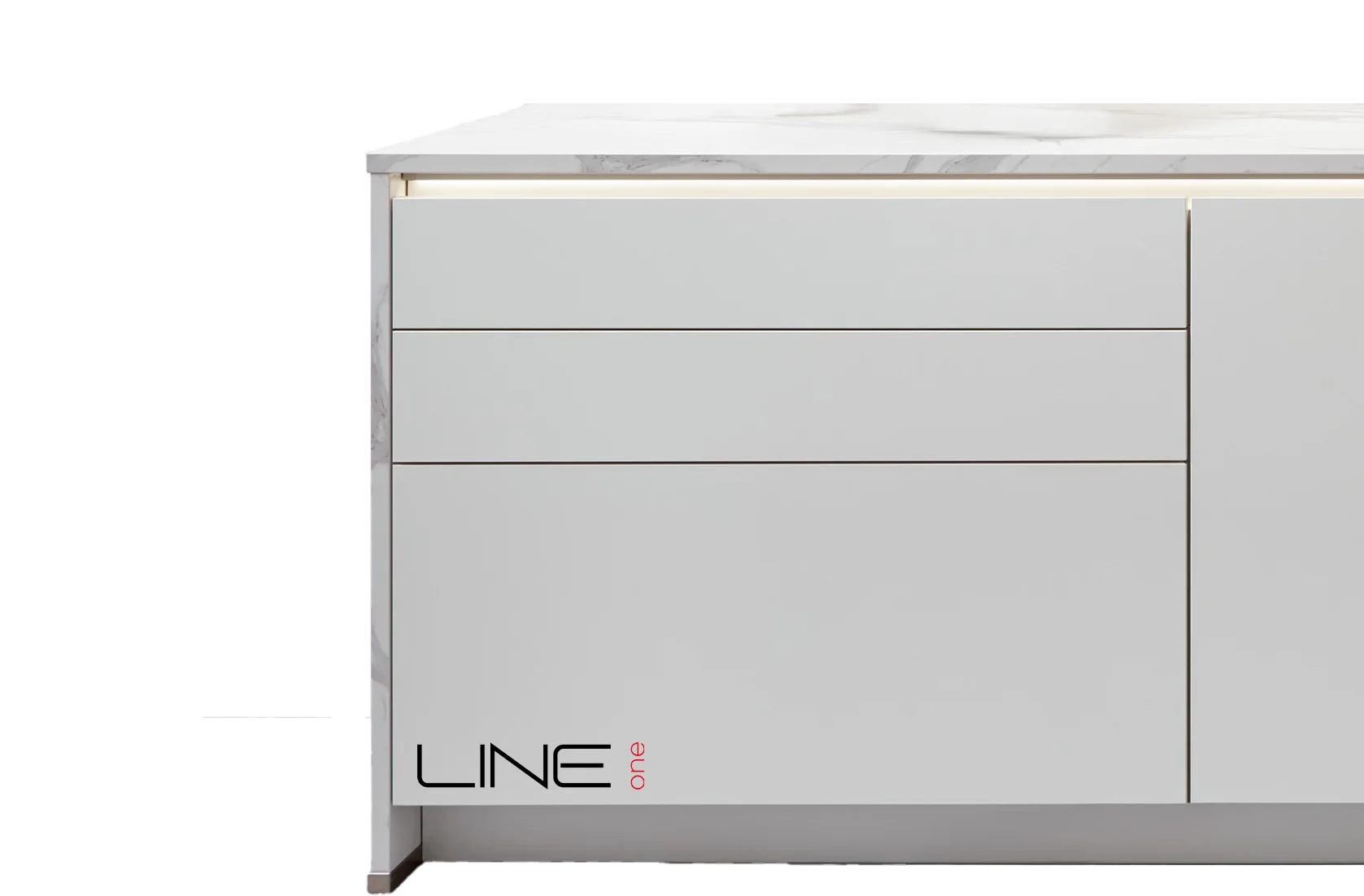 Cuisine « Line One » sans poignées, de couleur blanche, avec rainure éclairée et plan de travail clair aspect marbre.