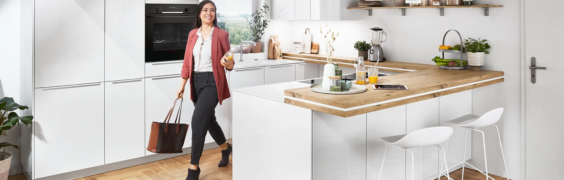 The Novalux 516 front in glossy white gives this kitchen a particularly elegant and friendly ambience. The light wood-look worktop brings warmth into the room and creates a homely atmosphere with a natural flair. Ideal for anyone who wants to combine modern design with cosiness.