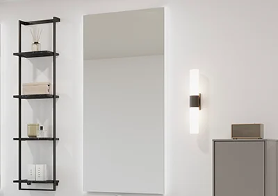 Minimalistické zrcadlo s boční fasetou - jednoduchý design pro moderní koupelnový design.