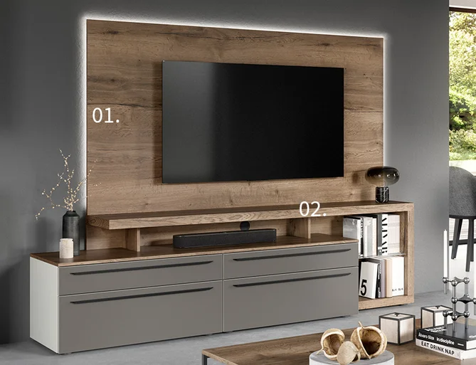 Nowoczesny salon z drewnianym centrum multimedialnym z zamontowanym telewizorem z płaskim ekranem, eleganckimi dolnymi szafkami i dekoracyjnymi przedmiotami podkreślającymi przytulną atmosferę.