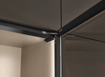 L'éclairage LED d'intérieur d'armoire « Hide » éclaire l'intérieur des armoires et des vitrines grâce à un profilé lumineux intégré.