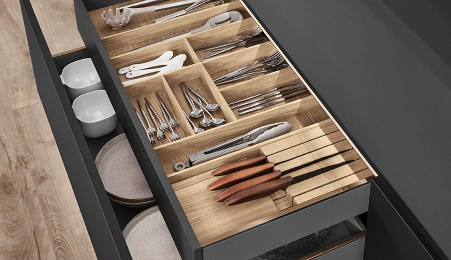 Les range-couverts en bois véritable du système nBOX offrent un ordre et une vue d'ensemble élégants pour la cuisine de tous les jours.