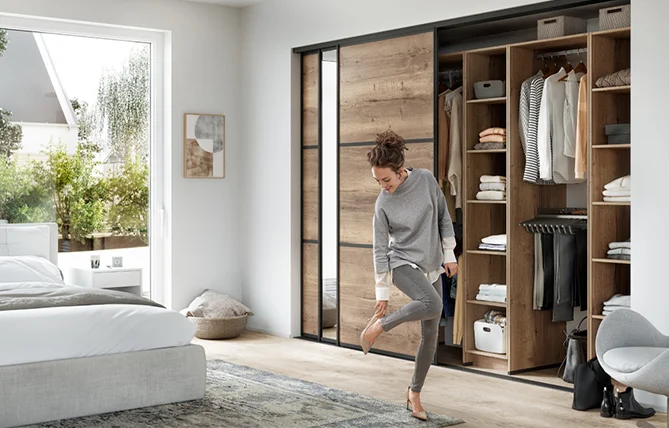 [Translate to fr:] Eine elegante Lösung Ihren Kleiderschrank zu verstecken sind unsere Schiebtüren.