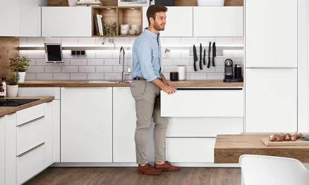 Hauteur de travail adaptée individuellement dans une cuisine ergonomique