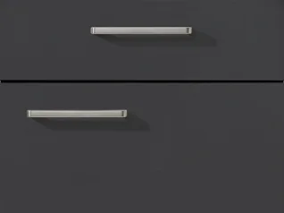 Cajones de cocina negros minimalistas con elegantes manijas plateadas, que muestran una estética de diseño moderno y limpio.