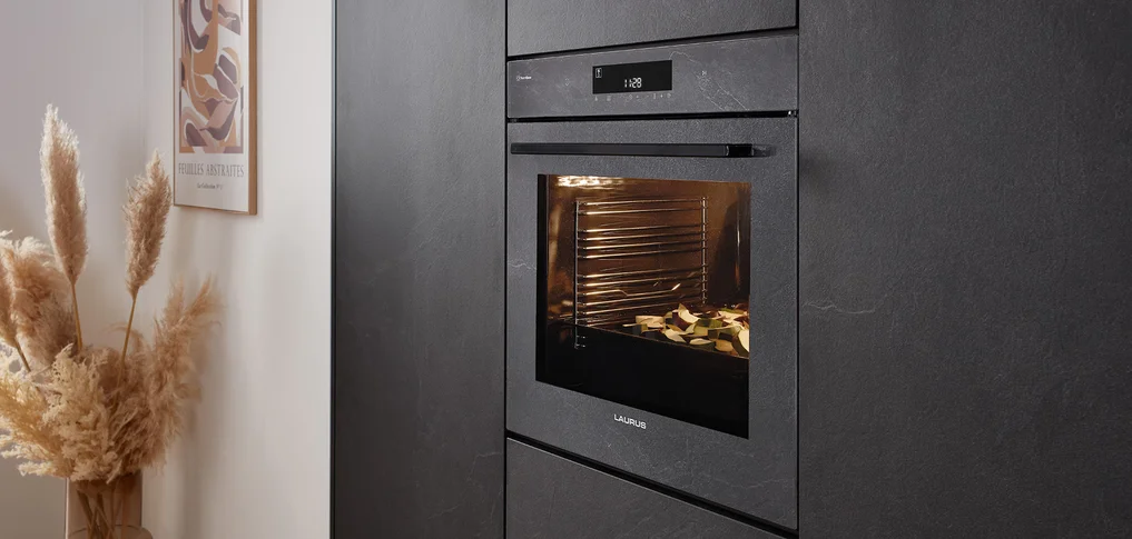 [Translate to cs:] Laurus Backofen elegant integriert in nobilia Küche mit Front Stoneart 303 in Grauschiefer Nachbildung farblich abgestimmt für ein modernes harmonisches Küchendesign