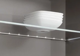 Éclairage LED des bords en verre pour l'éclairage de cuisine, avec une étagère en verre éclairée et une touche lumineuse discrète.