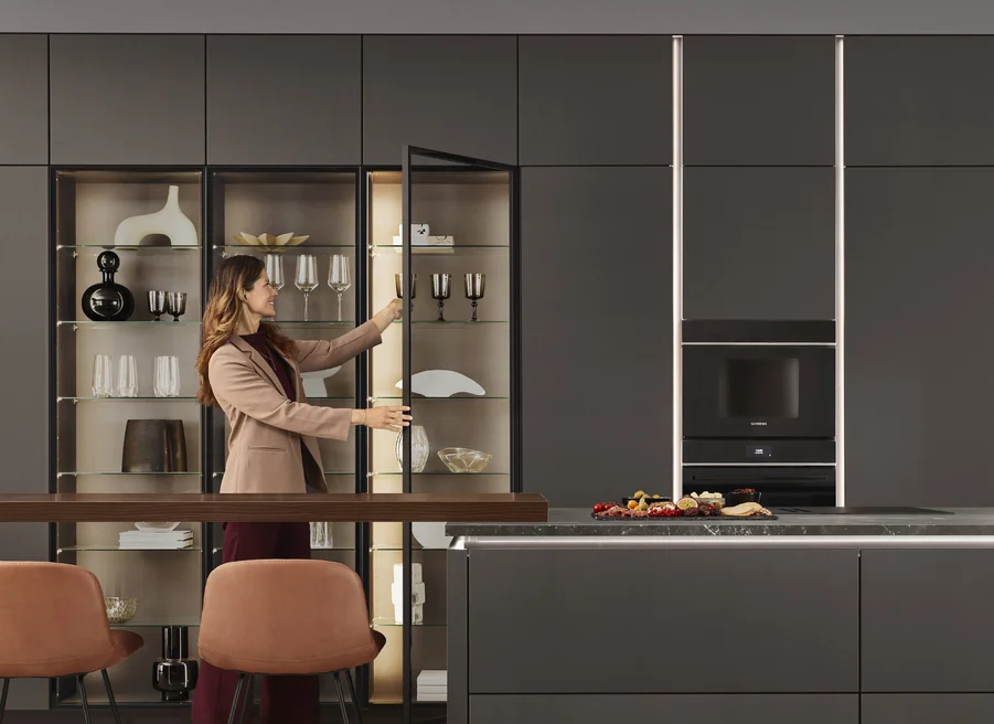 Softline Cuisine 505 avec poignée encastrée verticale et vitrine éclairée par un éclairage intérieur LED « Hide ».