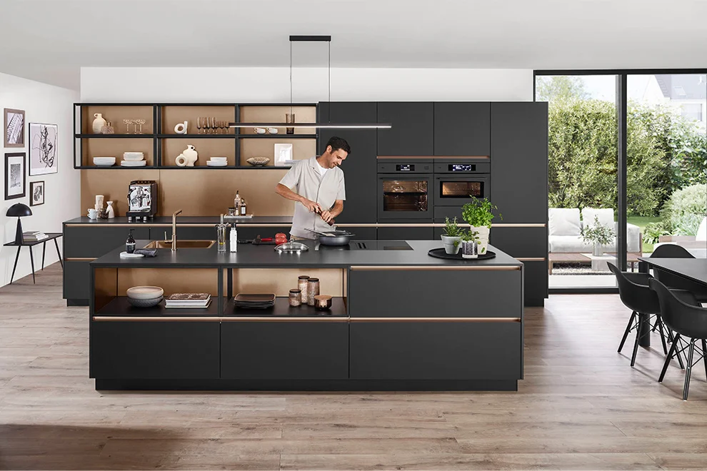Grifflose LINE N Küche in Schwarz Premium matt.