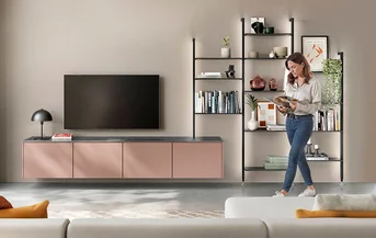 Wohnzimmer mit schwebendem Lowboard SENSO 492 in Koralle, Antifingerprint-Fronten und offenem Wandregal