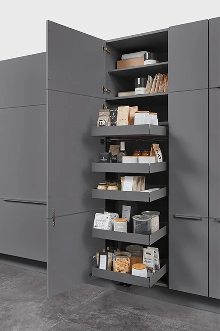 Armoire haute avec tiroirs Cargo pour un rangement confortable des provisions. Les tablettes entièrement extractibles offrent un accès optimal aux aliments et aux provisions de cuisine - idéal pour une organisation structurée et une vue d'ensemble maximale dans la cuisine moderne de tous les jours.