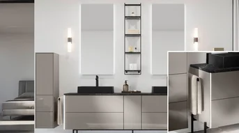 Salle de bains moderne avec un éclairage vertical sur les miroirs et un meuble sous-lavabo doté d'un éclairage d'accentuation.