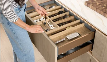 Système de tiroirs avec insert en bois véritable Structura 406 : Le rangement flexible des couverts rencontre le design moderne de la cuisine.