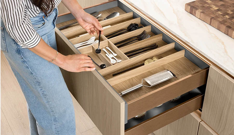 Système de tiroirs avec insert en bois véritable Structura 406 : Le rangement flexible des couverts rencontre le design moderne de la cuisine.
