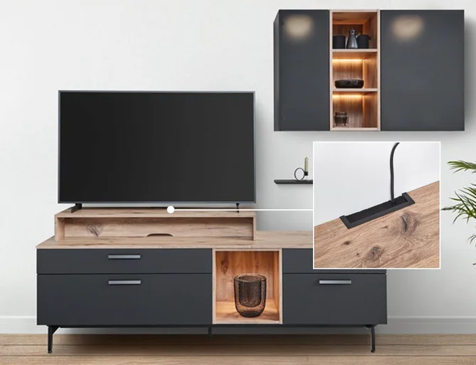 Nowoczesny minimalistyczny salon z eleganckim stojakiem na telewizor o czystych liniach, otwartymi półkami i oświetleniem wmontowanym, podkreślający stylową funkcjonalność i organizację.