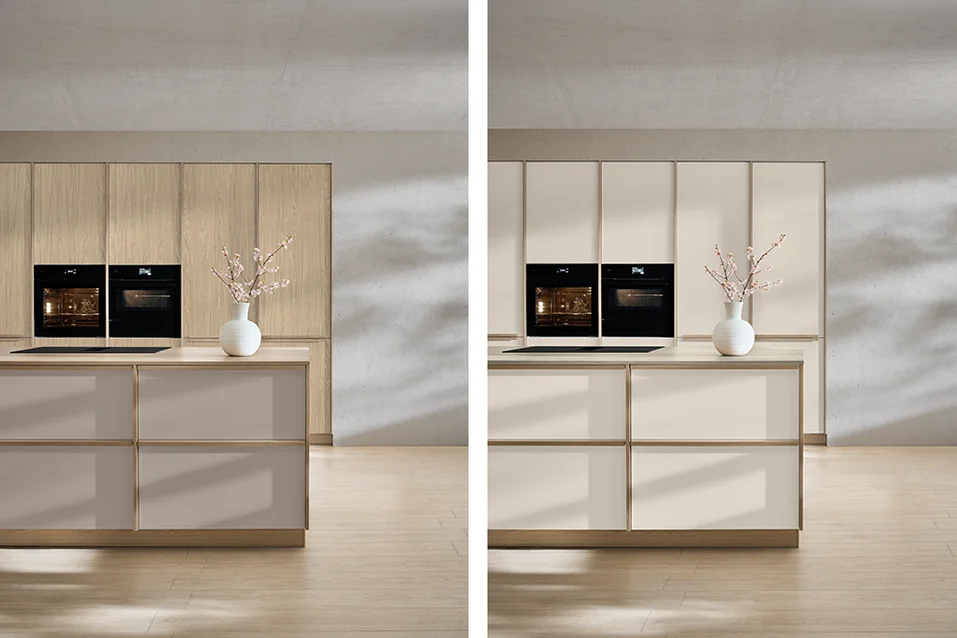 Cucina Sakura con frontali grigio tortora e beige e colonne in legno.