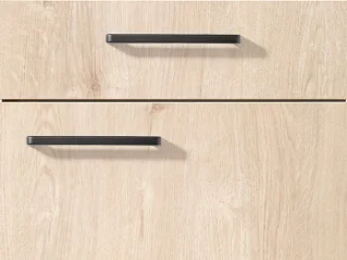Frentes de cajón de cocina modernos y minimalistas con elegantes tiradores negros sobre una textura de grano de madera clara, encarnando elegancia y funcionalidad contemporáneas.