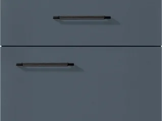 Elegantes tiradores de metal presentados en un fondo azul de dos tonos, mostrando un diseño minimalista y moderno para muebles contemporáneos.