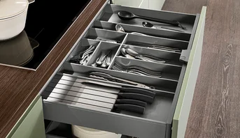 nBOX Tiroir à l'anglaise avec bloc à couteaux et compartimentage flexible des couverts pour un rangement parfait et une utilisation quotidienne.