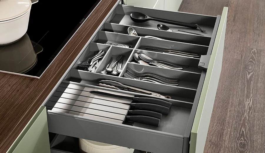 nBOX Tiroir à l'anglaise avec bloc à couteaux et compartimentage flexible des couverts pour un rangement parfait et une utilisation quotidienne.