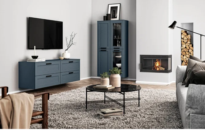 Moderní obývací pokoj s útulným krbem, elegantním nábytkem s čistými liniemi a harmonickou neutrální barevnou paletou zdůrazněnou nádechy námořnické modři.