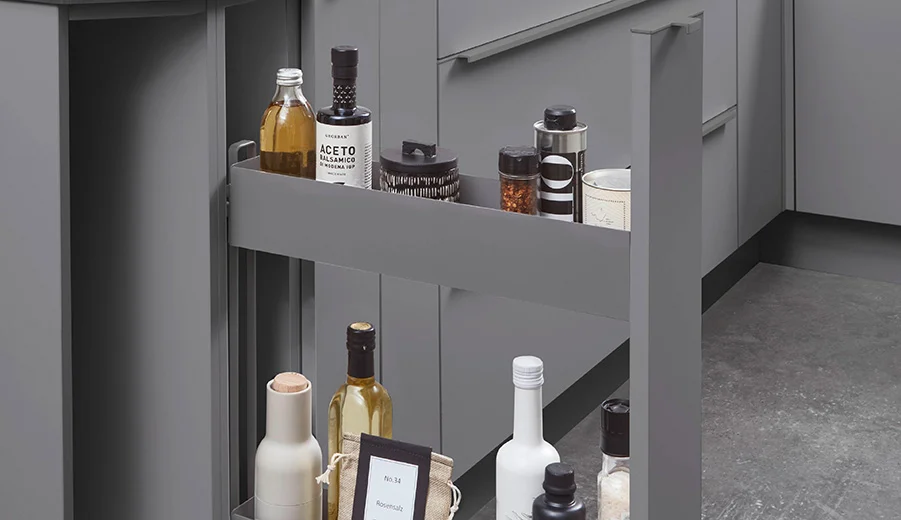 Le tiroir compact de 150 mm de large offre un espace de rangement à portée de main pour l'huile, le vinaigre et les épices à côté de la cuisinière ou de la table de cuisson.