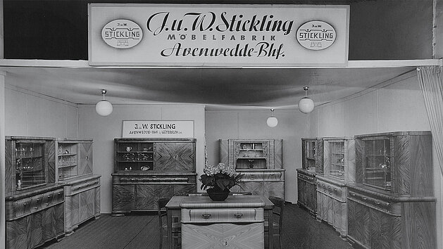 J. W. Stickling Möbel aus Holz in eleganter Ausstellung mit Vitrinen und einem zentralen Tisch bei nobilia im Jahr 1945