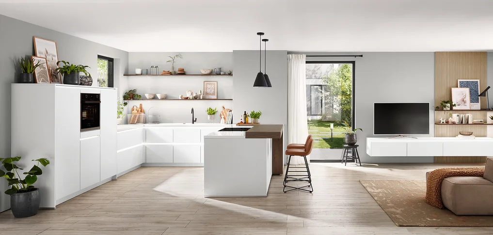White kitchens such as the SENSO 490 front in Alpine white premium matt create a clear, calm ambience and make rooms appear more spacious. The matt lacquer surface gives the kitchen a high-quality, velvety feel and radiates timeless elegance. Ideal for anyone who loves a modern yet homely atmosphere.