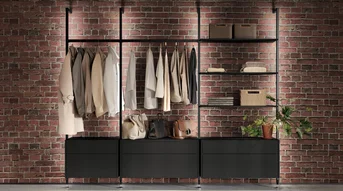 Système de vestiaire éclairé comprenant des étagères ouvertes, des tringles à vêtements et un meuble de rangement noir.