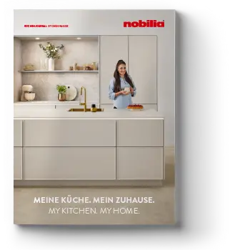 Ein modernes Küchendesign mit eleganten schwarzen Schränken, offenen Regalen und einer zentralen Insel, auf der eine Person glücklich kocht, aus der Kollektion von Nobilia.