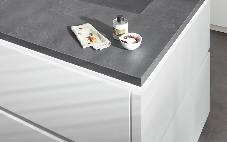 The worktop 373 in gray slate reproduction brings a modern and stylish contrast to white kitchens with its natural stone look. The robust Xtra design combines a high-quality look with functional durability, making it the perfect addition to any purist kitchen design.
