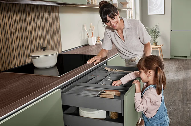 nBOX en SENSO 495 Olive : un rangement parfait pour les couverts et les ustensiles, un design moderne et idéal pour le quotidien de la famille.