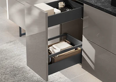 Lékárenská skříňka s elegantní vnitřní organizací nBOX - moderní řešení úložného prostoru s výsuvným čelem pro koupelnový nábytek.