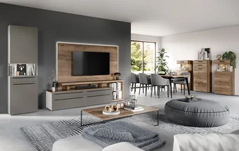 Nowoczesny salon z eleganckimi meblami, drewnianymi akcentami i minimalistycznym designem, prezentujący połączenie funkcjonalności i współczesnej estetyki.