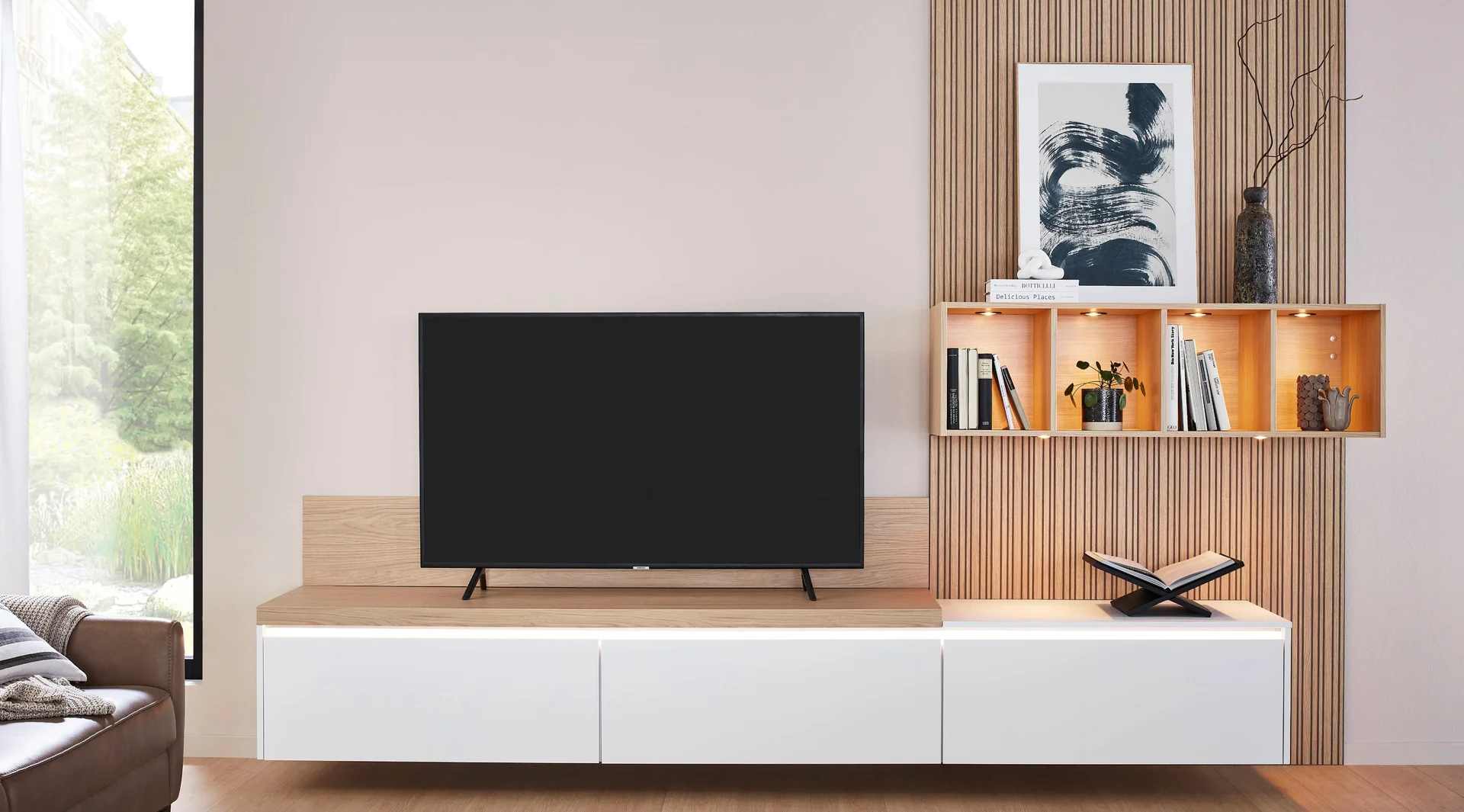 Éclairage des étagères dans le salon avec une paroi arrière en panneaux de bois, des étagères murales ouvertes et un meuble TV aspect bois.