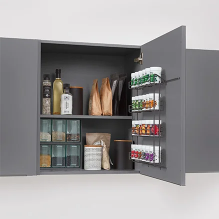 Un tableau à épices pratique à l'intérieur de la porte permet de garder une vue d'ensemble et de gagner de la place pour d'autres provisions dans l'armoire.